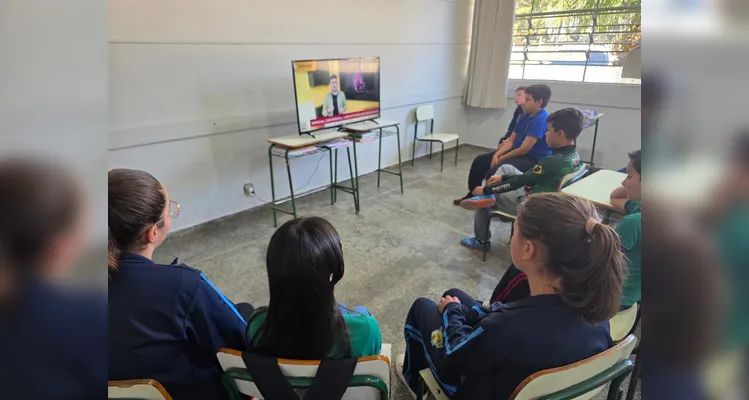 A classe realizou debates, confeccionou cartazes, distribuiu flores e mensagens positivas e gravou uma paródia educativa sobre o tema.
