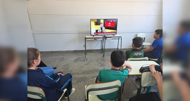 A classe realizou debates, confeccionou cartazes, distribuiu flores e mensagens positivas e gravou uma paródia educativa sobre o tema.