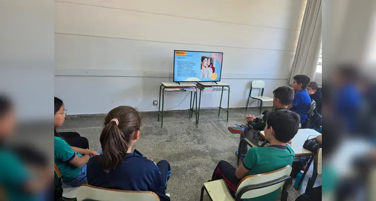 A classe realizou debates, confeccionou cartazes, distribuiu flores e mensagens positivas e gravou uma paródia educativa sobre o tema.