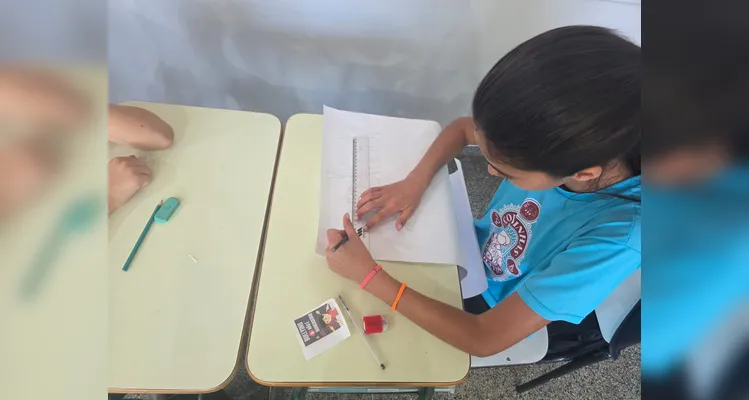 A classe realizou debates, confeccionou cartazes, distribuiu flores e mensagens positivas e gravou uma paródia educativa sobre o tema.