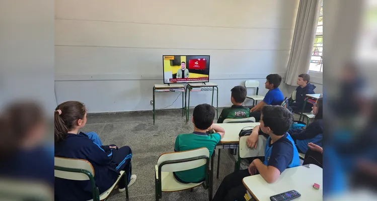 A classe realizou debates, confeccionou cartazes, distribuiu flores e mensagens positivas e gravou uma paródia educativa sobre o tema.