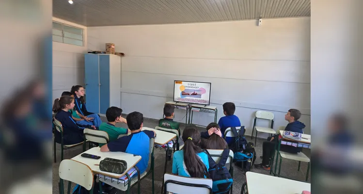 A classe realizou debates, confeccionou cartazes, distribuiu flores e mensagens positivas e gravou uma paródia educativa sobre o tema.