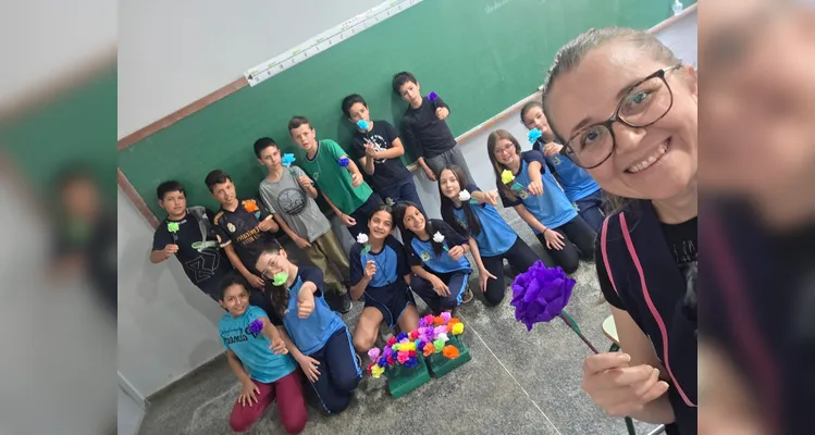 A classe realizou debates, confeccionou cartazes, distribuiu flores e mensagens positivas e gravou uma paródia educativa sobre o tema.
