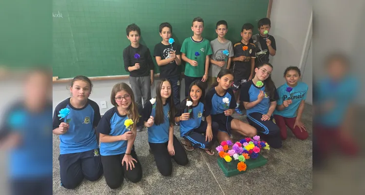 A classe realizou debates, confeccionou cartazes, distribuiu flores e mensagens positivas e gravou uma paródia educativa sobre o tema.