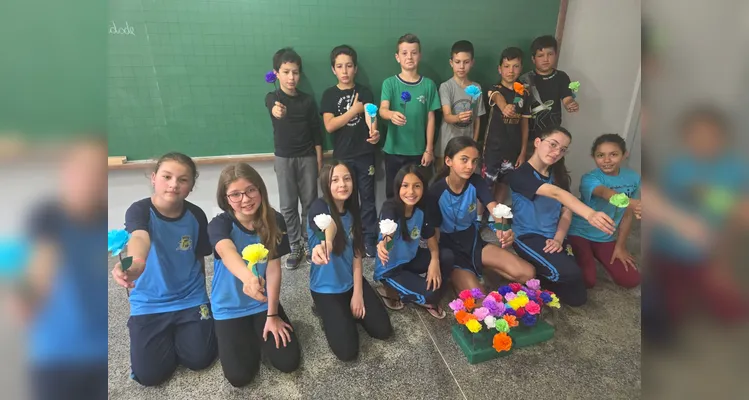 A classe realizou debates, confeccionou cartazes, distribuiu flores e mensagens positivas e gravou uma paródia educativa sobre o tema.