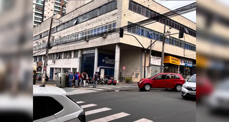 Carro tomba após colisão em cruzamento do Centro de Ponta Grossa