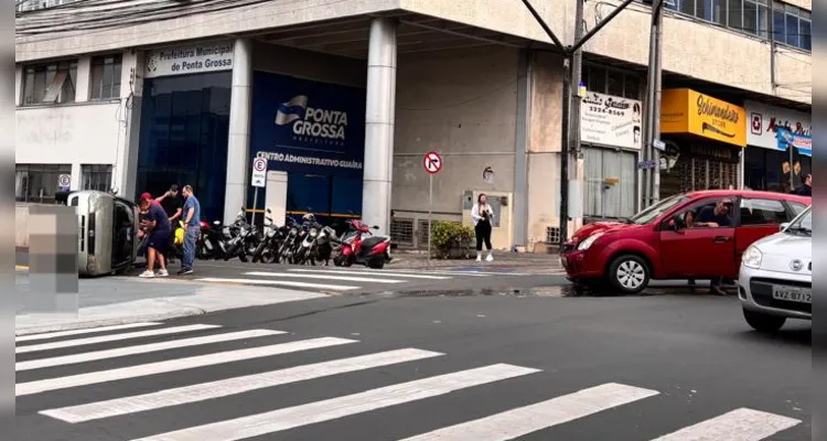 Carro tomba após colisão em cruzamento do Centro de Ponta Grossa