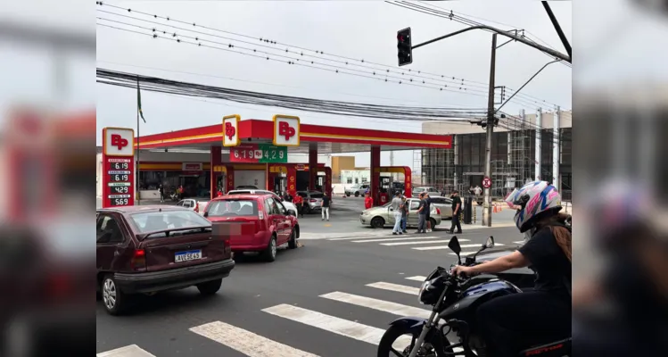Carro tomba após colisão em cruzamento do Centro de Ponta Grossa
