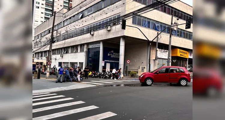 Carro tomba após colisão em cruzamento do Centro de Ponta Grossa