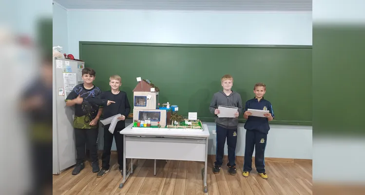 A proposta final realizada pela turma envolveu a criação de uma maquete.