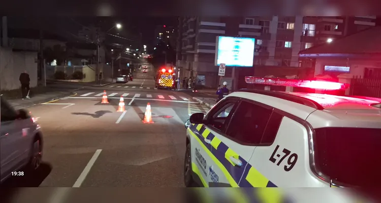 Motociclista fica ferido em colisão com dois carros em cruzamento de PG
