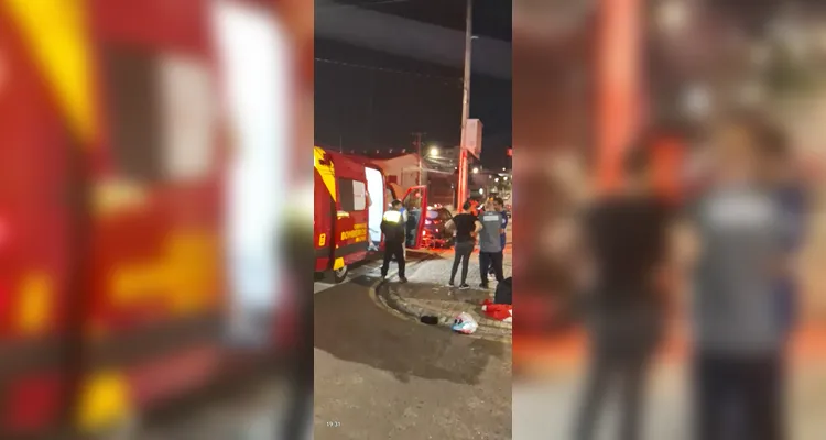 Motociclista fica ferido em colisão com dois carros em cruzamento de PG