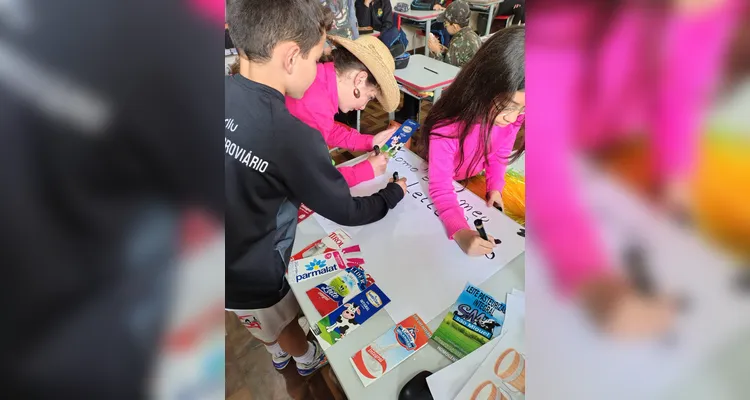 Os alunos assistiram ao conteúdo do projeto, realizaram rodas de conversa e confeccionaram gráficos sobre o consumo de leite.