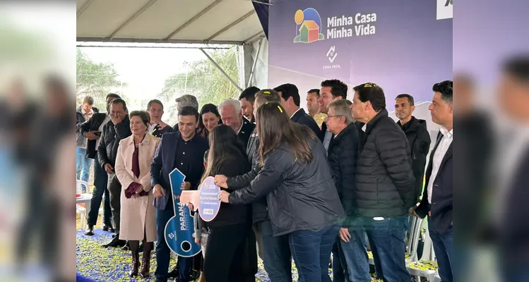 Ratinho entrega casas com investimento de mais de R$ 70 milhões em PG