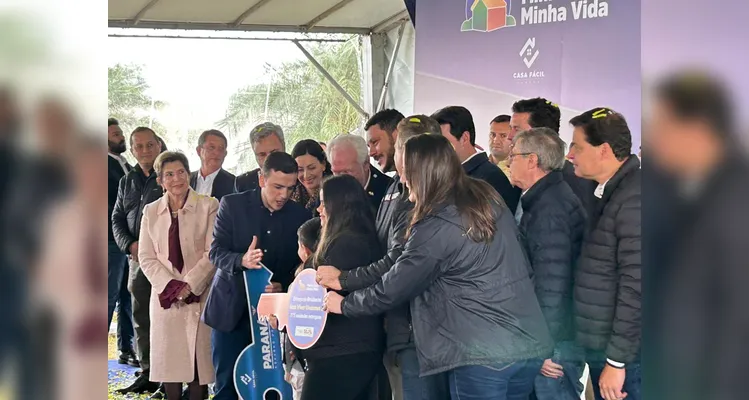 Ratinho entrega casas com investimento de mais de R$ 70 milhões em PG
