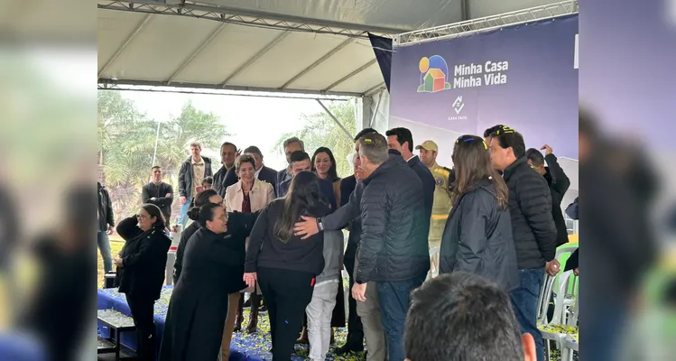 Ratinho entrega casas com investimento de mais de R$ 70 milhões em PG