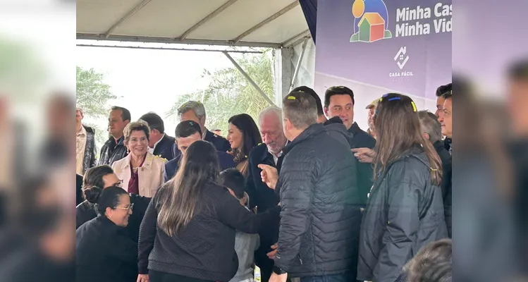 Ratinho entrega casas com investimento de mais de R$ 70 milhões em PG
