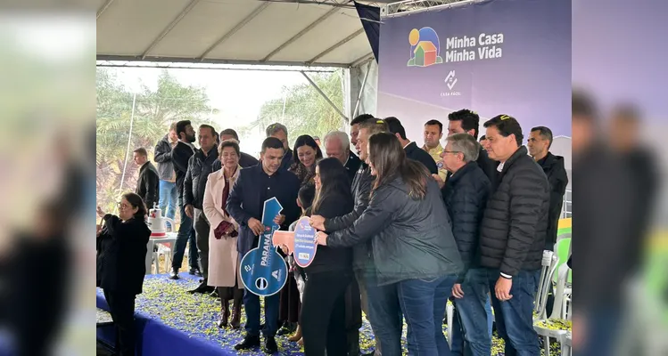 Ratinho entrega casas com investimento de mais de R$ 70 milhões em PG