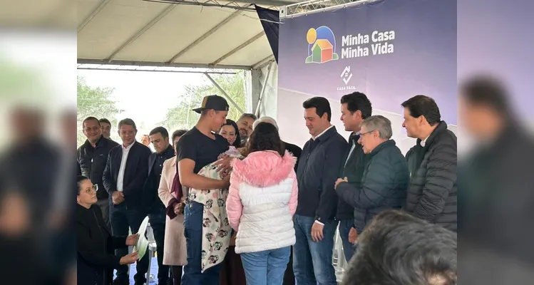 Ratinho entrega casas com investimento de mais de R$ 70 milhões em PG