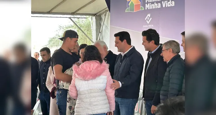 Ratinho entrega casas com investimento de mais de R$ 70 milhões em PG