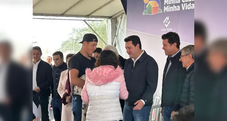Ratinho entrega casas com investimento de mais de R$ 70 milhões em PG