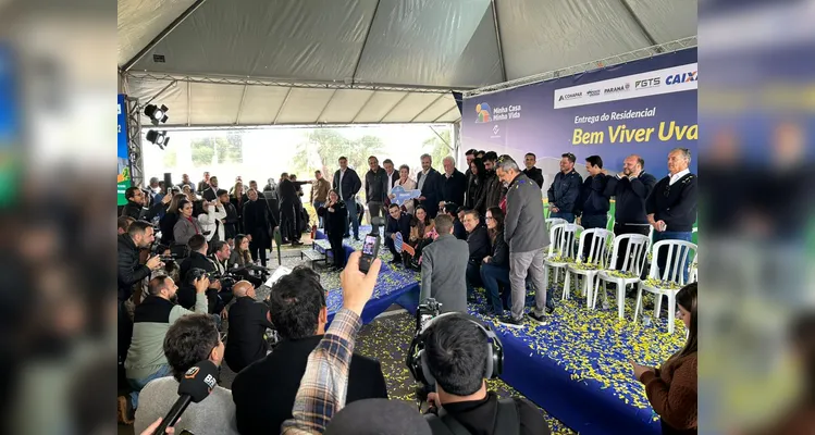 Ratinho entrega casas com investimento de mais de R$ 70 milhões em PG