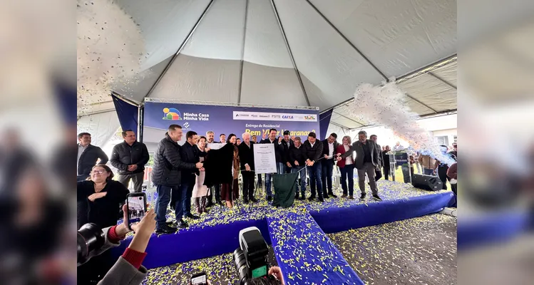 Ratinho entrega casas com investimento de mais de R$ 70 milhões em PG