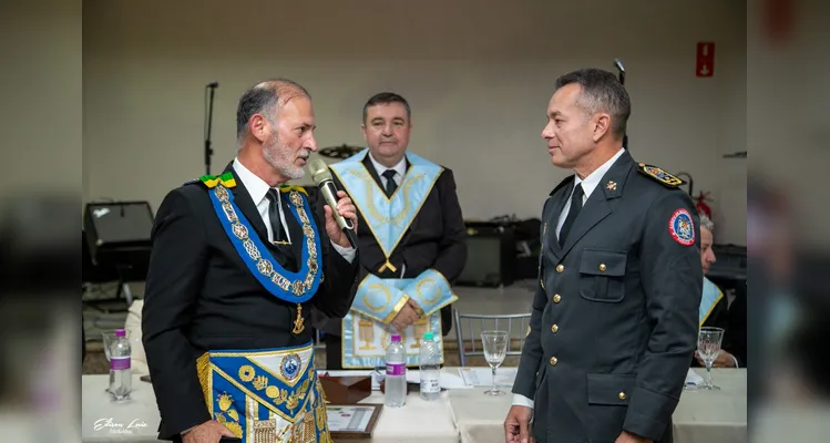 Ambos foram homenageados por cumprirem serviços relevantes para o município.