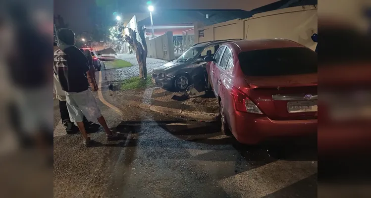 Carro invade contramão e causa acidente na região central de PG