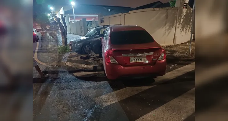 Carro invade contramão e causa acidente na região central de PG