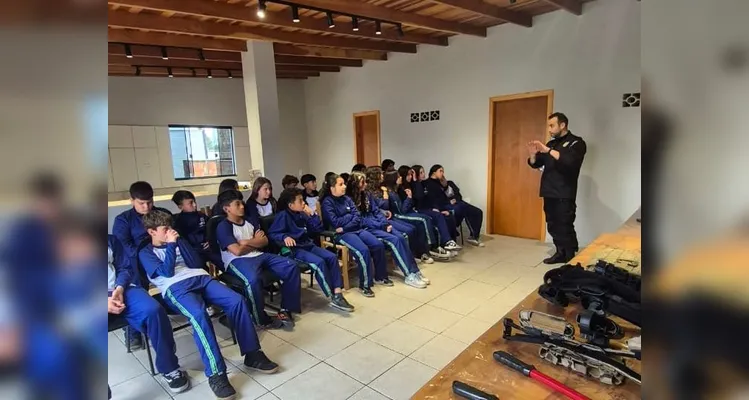 Polícia Civil de Palmeira recebe a visita de alunos do Colégio Estadual Coronel David Carneiro