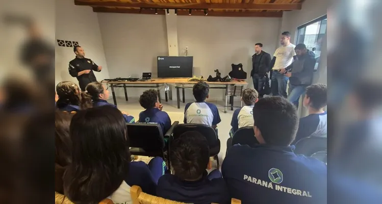 Polícia Civil de Palmeira recebe a visita de alunos do Colégio Estadual Coronel David Carneiro