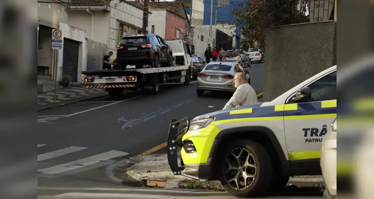 Mulher fratura costela em acidente com tombamento em PG