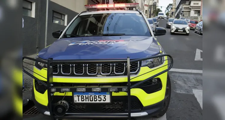 Mulher fratura costela em acidente com tombamento em PG
