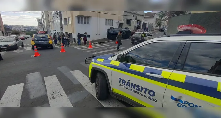 Mulher fratura costela em acidente com tombamento em PG