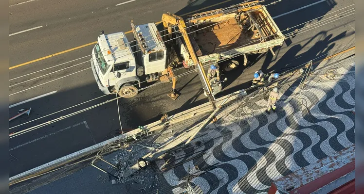 Motorista foge após colidir contra poste no bairro Nova Rússia em PG