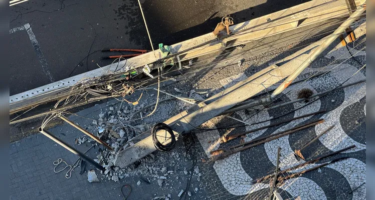 Motorista foge após colidir contra poste no bairro Nova Rússia em PG