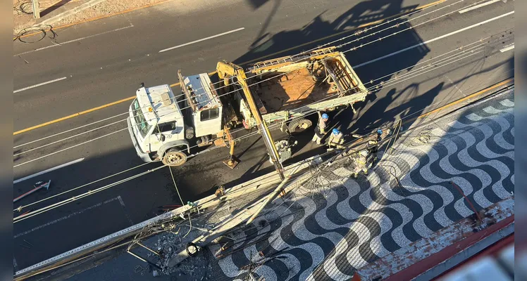 Motorista foge após colidir contra poste no bairro Nova Rússia em PG