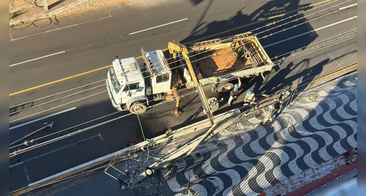 Motorista foge após colidir contra poste no bairro Nova Rússia em PG