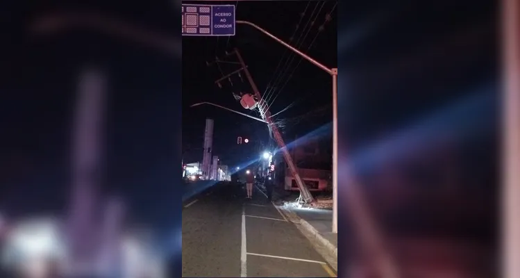 Motorista foge após colidir contra poste no bairro Nova Rússia em PG