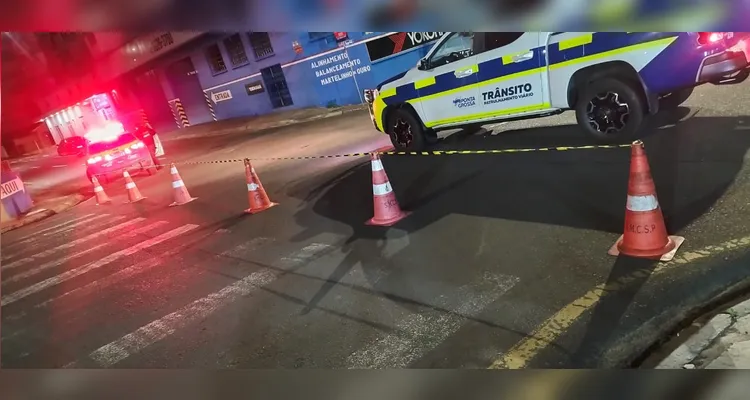 Motorista foge após colidir contra poste no bairro Nova Rússia em PG