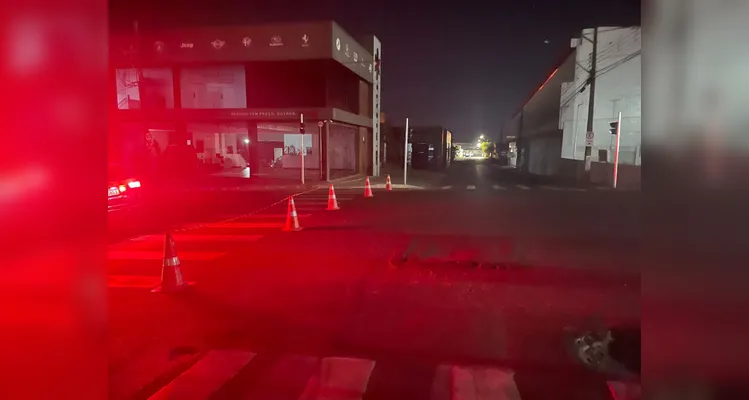 Motorista foge após colidir contra poste no bairro Nova Rússia em PG
