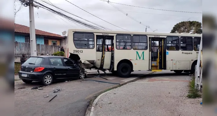 O impacto foi tão forte que a passageira do carro morreu antes mesmo da chegada do socorro.