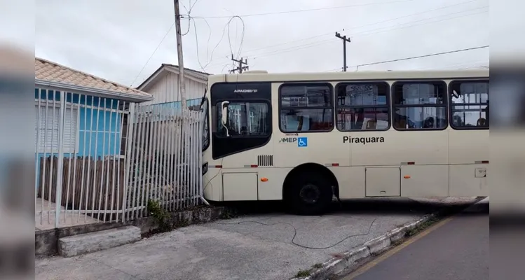 Após a batida, o motorista do ônibus perdeu o controle e atingiu o muro de uma casa.