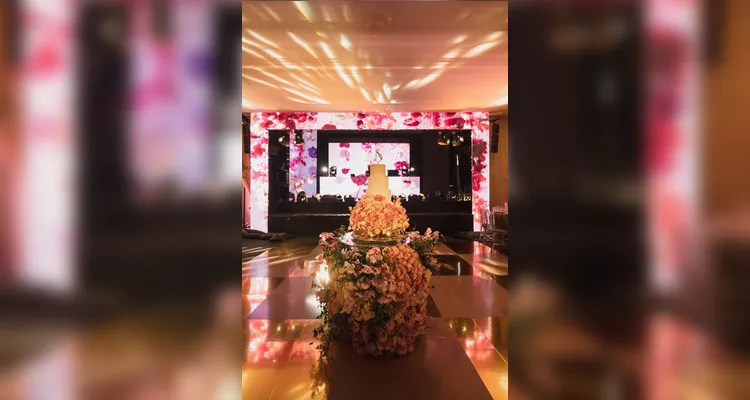 O tradicional Clube Piraiense recebeu, no último sábado (6), a celebração dos 15 anos de Ana Carolina Santos, filha de Aline Cristina Moura e Paulo Ricardo Pereira dos Santos.