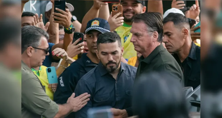 Condenado, Bolsonaro vai a hospital em comboio policial; veja imagens