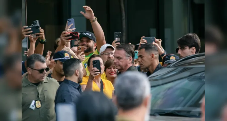 Condenado, Bolsonaro vai a hospital em comboio policial; veja imagens