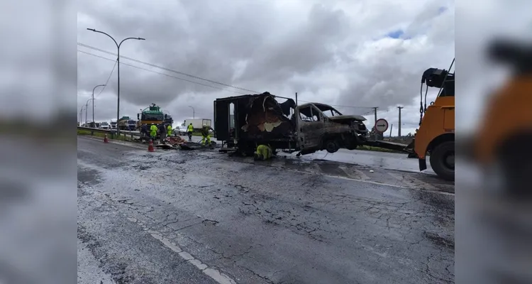 Caminhão com destino a PG é destruído por incêndio em São José dos Pinhais