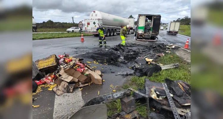 Caminhão com destino a PG é destruído por incêndio em São José dos Pinhais