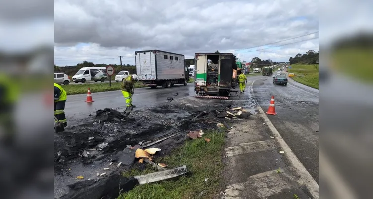 Caminhão com destino a PG é destruído por incêndio em São José dos Pinhais